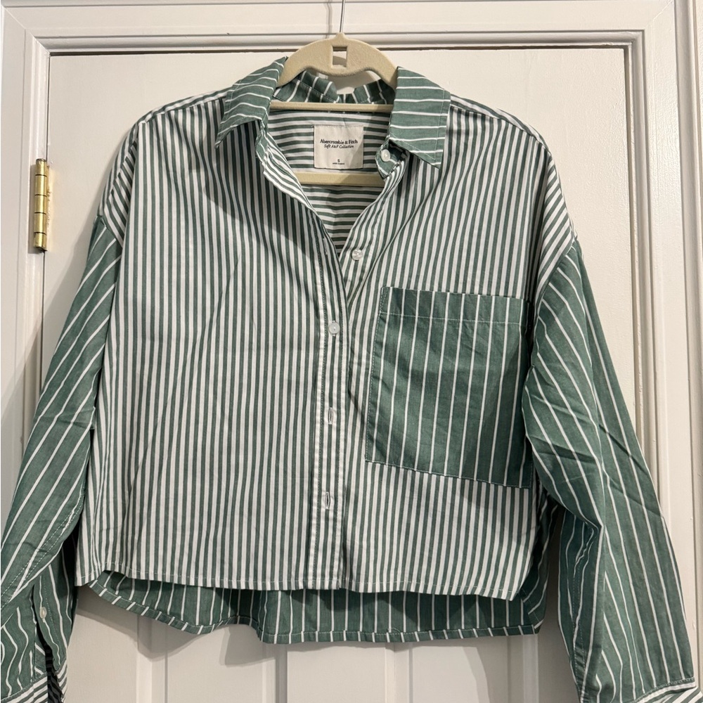 Abercrombie Green and White Striped Cropped Button-Up Shirt
